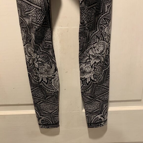 Lululemon~ NWOT!!~ Yoga Pants - Picture 12 of 16